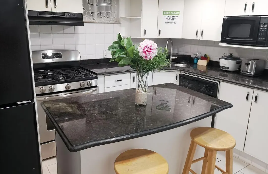 Pensión Tidy Private With Full Kitchen Toronto