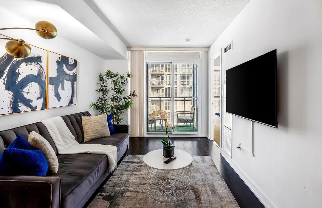 Upscale One Bedroom And Den With Parking Apartment