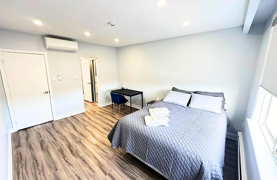 Spacious Master W Private Bathroom Steps To Subway