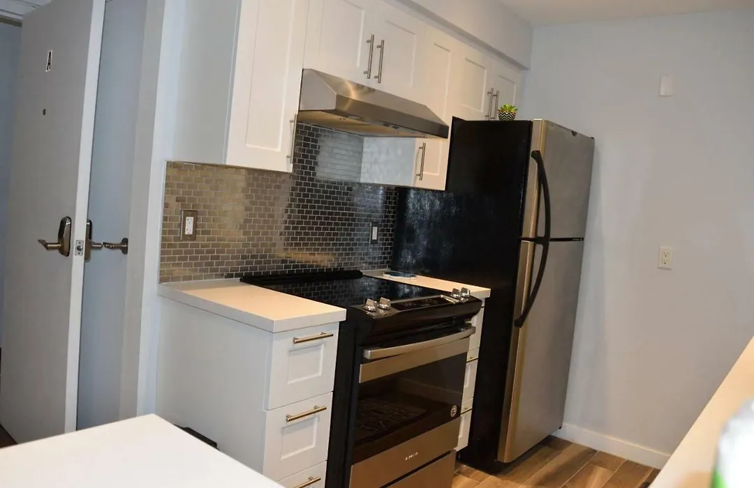 Апартаменты 2690 Danforth Avenue Aparment A Торонто