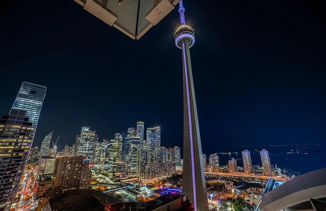 Designer W/ Cn Tower View & Parking Apartamento