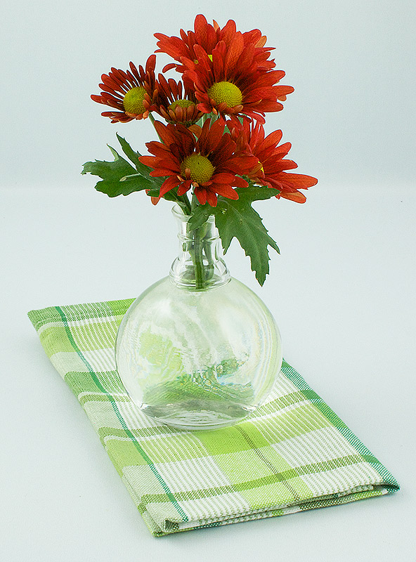 Red Mums A photo of a small vase with red mums.