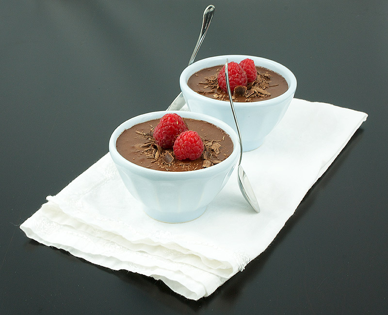 simple chocolate mousse, recipes for chocolate mousse, quick chocolate mousse A photo of Easy Chocolate Mousse garnished with raspberries and chocolate shavings.
