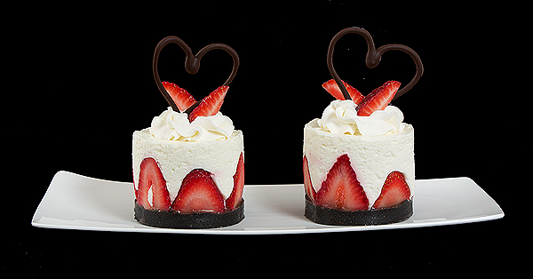A photo of an Italian Dessert, Torta di Fragole e Crema Soffice di Yogurt, in mini form.