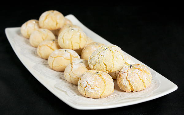 recipes for Italian cookies, recipes Italian cookies, Italian desserts, italian for sweet A photo of Italian cookies - Amaretti displayed in a row on a white, rectangular dish.